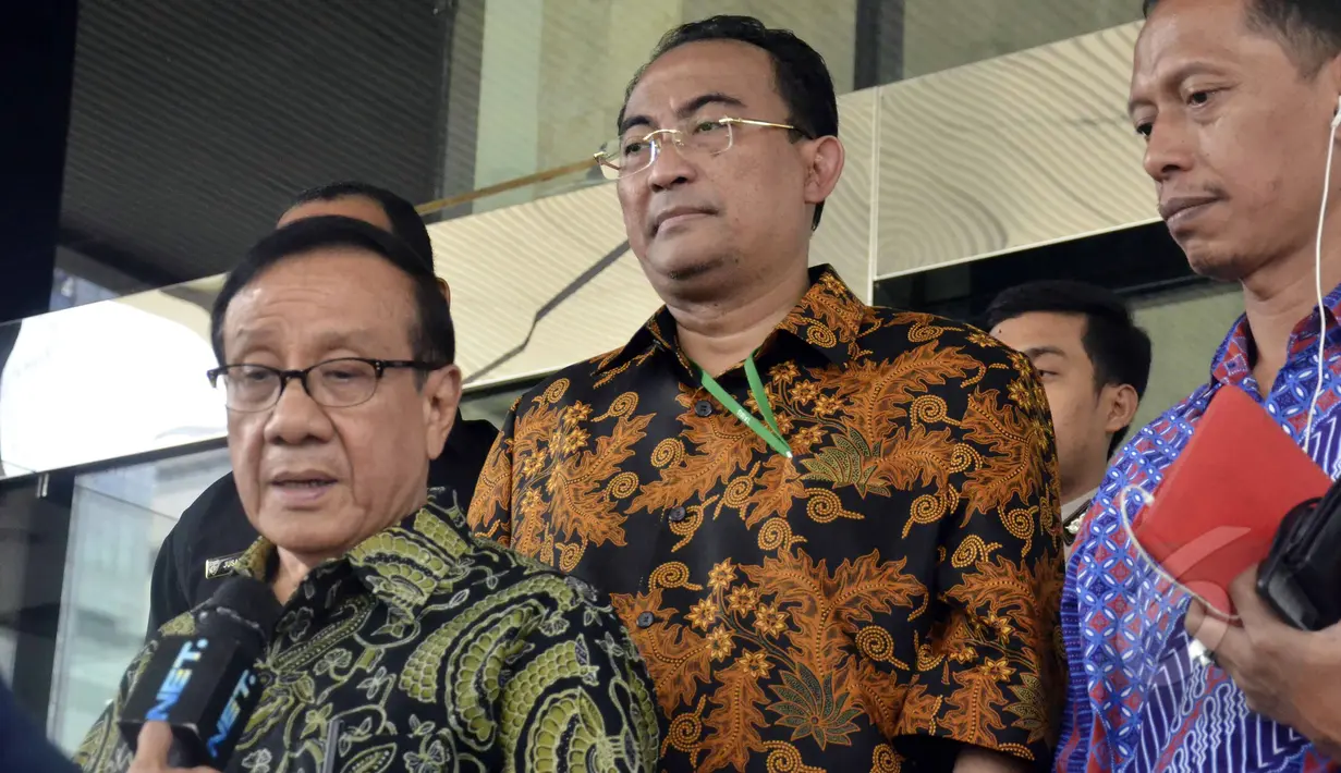 Penasihat KAHMI, Akbar Tanjung (kiri) bersama kuasa hukum Anas Urbaningrum, Firman Wijaya (tengah) mendatangi gedung KPK Jakarta, Kamis (9/4/2015). Kedatangan Akbar untuk menjenguk Ketua PB HMI Anas Urbaningrum di Rutan KPK. (Liputan6.com/Helmi Afandi)