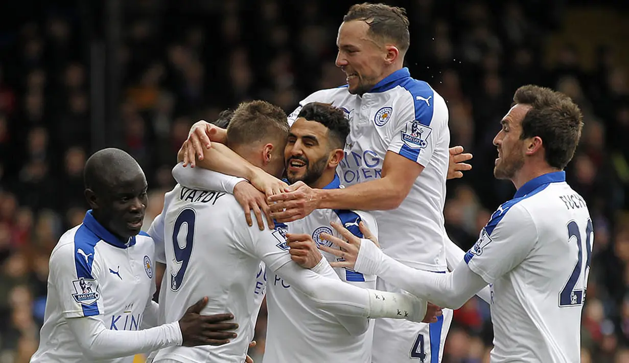 Pemain Leicester merayakan gol yang dicetak Riyad Mahrez, ke gawang Crystal Palace pada laga Liga Premier Inggris di Stadion Selhurst Park, London, Sabtu (19/3/2016). Crystal Palace takluk 0-1 dari Leicester. (AFP/Ikimages)