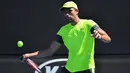 Petenis Kroasia, Ivo Karlovic mengembalikan bola dari petenis Jepang, Yuichi Sugita di babak kedua Australia Terbuka 2018, Rabu (17/1). Durasi pertandingan Karlovic dan Yuichi menjadi rekor terpanjang di turnamen ini, 4 jam dan 33 menit. (SAEED KHAN/AFP)