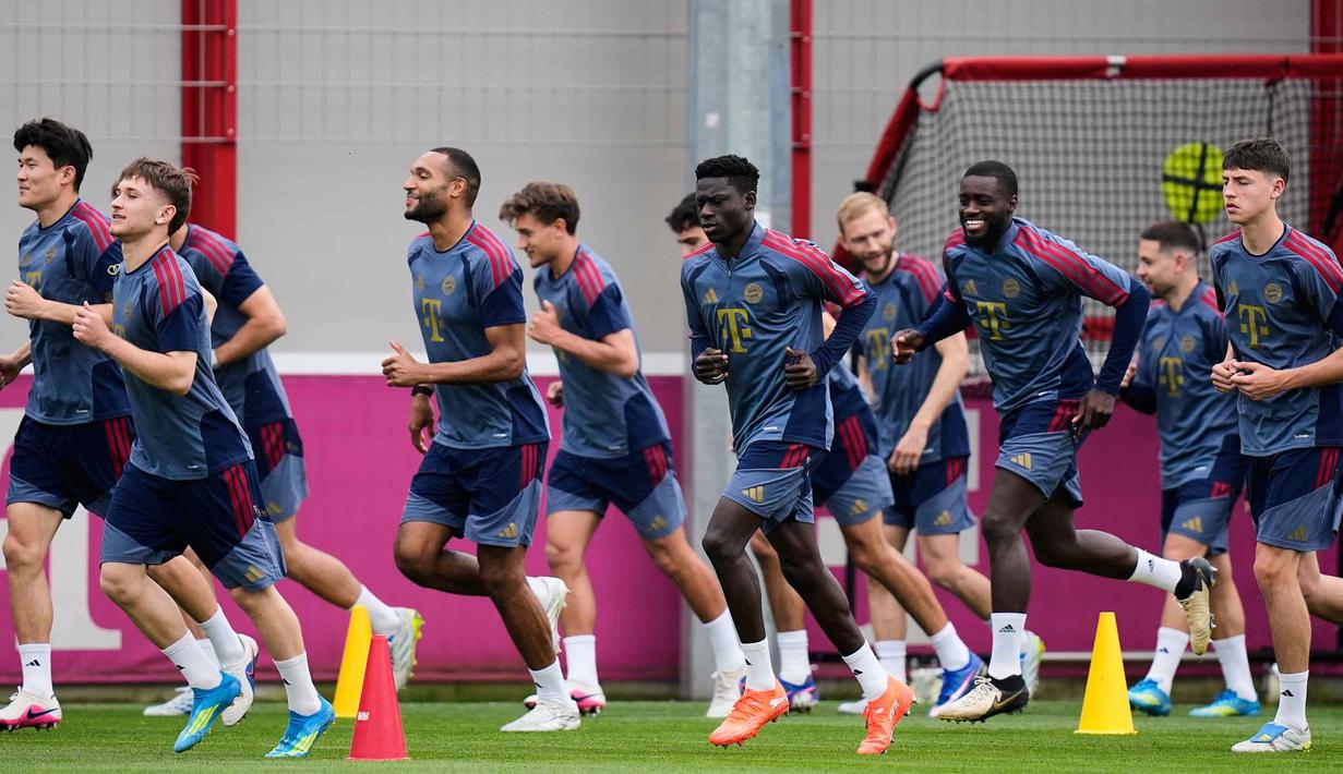 Pertandingan kedua tim dijadwalkan berlangsung di Allianz Arena, Kamis, 7 Mei 2026 pukul 02.00 dini hari WIB. Tampak dalam foto, pemain Bayern Munchen saat mengikuti sesi latihan jelang pertandingan leg kedua semifinal Liga Champions 2025/2026 melawan Paris Saint-Germain (PSG) di Jerman, Selasa 5 Mei 2026. (AP Photo/Matthias Schrader)