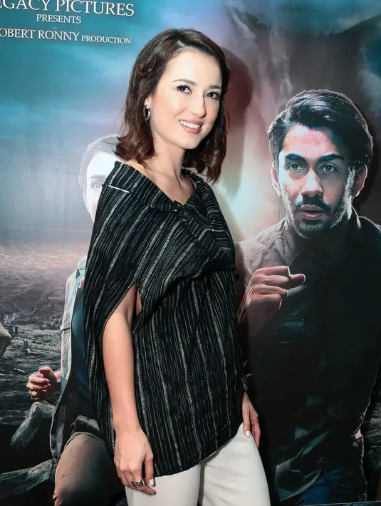 Demi peran sebagai seorang arkeolog, Julie Estelle banyak membaca buku dan bertanya dengan murid dari Universitas Indonesia. Itu dilakukan untuk mendalami perannya dalam film Gerbang Neraka. (Nurwahyunan/Bintang.com)