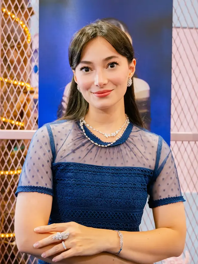 6 Gaya Rambut Asmirandah dengan Poni, Memesona di Usia 35 Tahun
