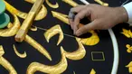 Seorang pekerja menyulam kaligrafi Islam menggunakan benang perak murni atau benang perak berlapis emas pada tahap akhir pembuatan Kiswah Kabah di Mekah, Arab Saudi, 6 Juli 2022. Jemaah haji berkumpul di Kota Suci Mekah untuk haji terbesar sejak pandemi virus corona COVID-19. (AP Photo/Amr Nabil)