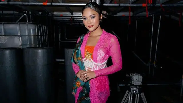 Marion Jola Tampil Keren Pakai Kebaya dan Kain Batik saat Manggung Bawakan Dangdut Koplo