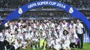 Para pemain Real Madrid merayakan keberhasilan meraih trofi Piala Super 2016 usai mengalahkan Sevilla FC di Lerkendal Stadion in Trondheim, (9/8/2016).  (AFP/Jonathan Nackstrand)