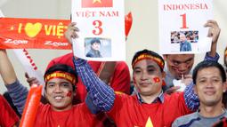 Suporter Vietnam menunjukan harapannya agar negaranya menang 3-1 atas Indonesia pada semifinal Piala AFF 2016 di Stadion My Dinh, Hanoi, Kamis (7/12/2016). (Bola.com/Peksi Cahyo) 