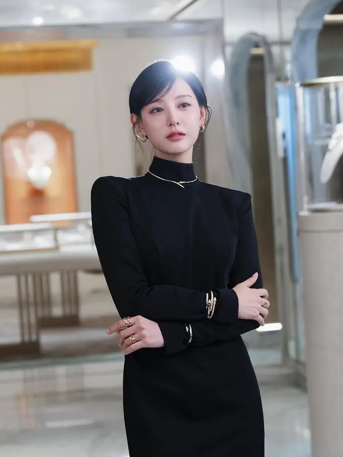 Pesona Mahal Kim Ji Won dalam Balutan Serba Hitam di Event BVLGARI Hong Kong