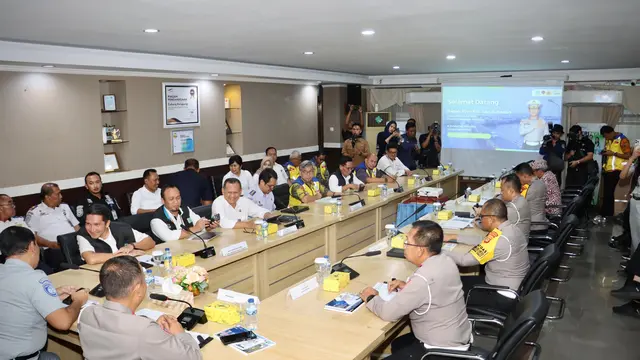 Kakorlantas Polri, Irjen Pol Aan Suhanan  Simak pemaparan dari pihak ASDP Ketapang terkiat kesiapan angkutan Nataru 2025 (Istimewa)