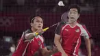 Harapan medali perunggu di ganda putra sebagai pelipur lara akhirnya lepas usai Mohammad Ahsan/Hendra Setiawan harus mengakui keunggulan wakil Malaysia, Aaron Chia/Soh Wooi Yik dengan rubber-game dalam partai perebutan medali perunggu, Sabtu (31/7/2021) sore WIB. (Foto: AP/Dita Alangkara)