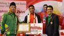 Pelari muda Indonesia, Lalu Muhammad Zohri (tengah) menerima penghargaan Pemuda Hebat di Terminal 3 Bandara Soetta, Tangerang, Selasa (17/7). Lalu M Zohri meraih emas lari 100m putra di Kejuaraan Dunia U-20 IAAF. (Liputan6.com/Helmi Fithriansyah)