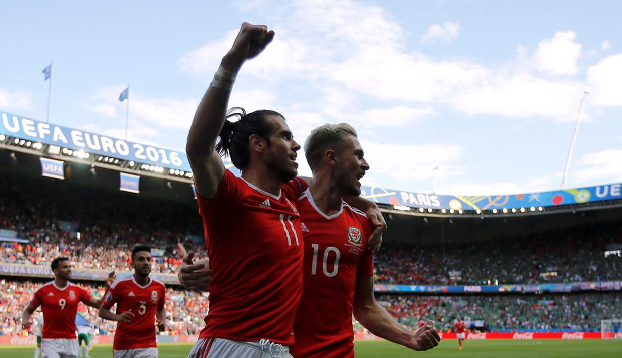 Pemain Wales merayakan gol bunuh diri yang dicetak pemain Irlandia Utara, Gareth McAuley, pada laga 16 besar Piala Eropa 2016 di Parc des Princes, Paris, Sabtu (25/6/2016) malam WIB. (Reuters/Stephane Mahe)