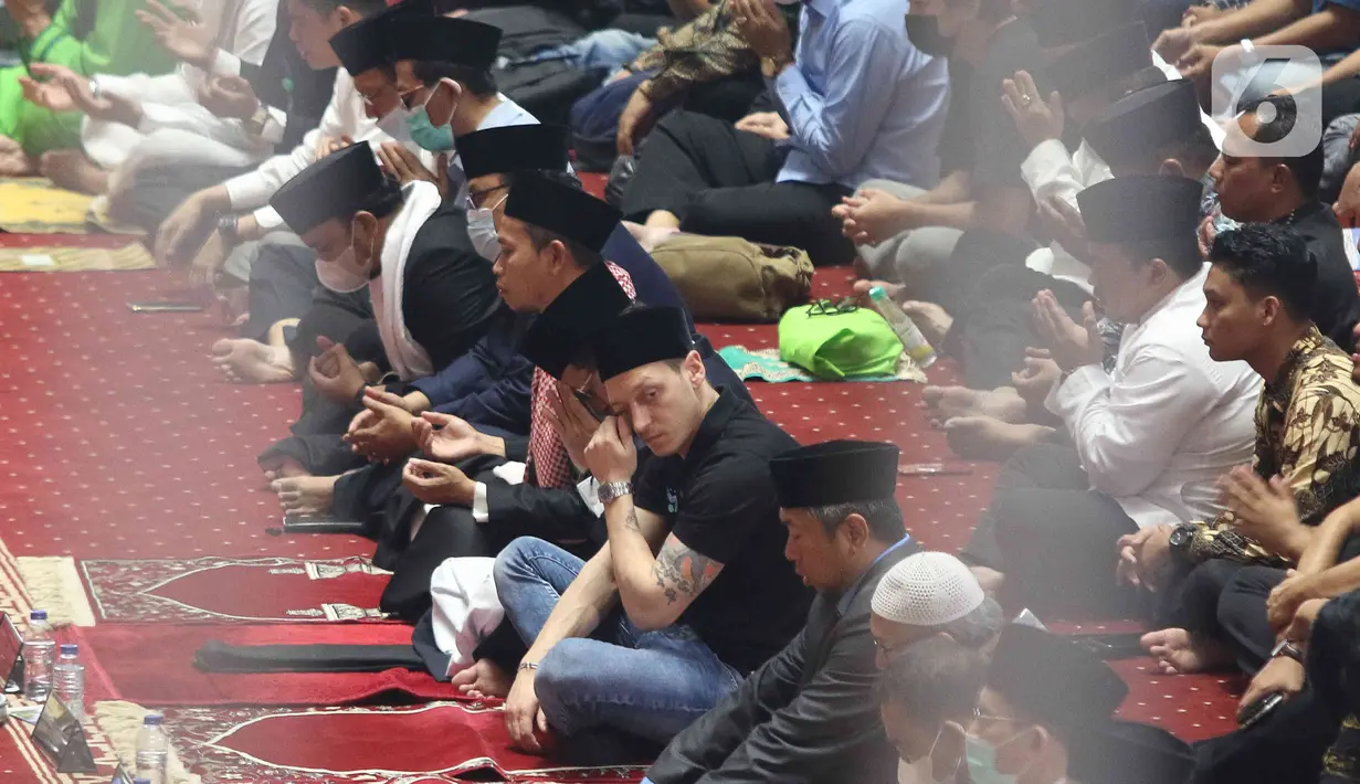 Mantan pesepakbola Timnas Jerman Mesut Ozil usai melaksanakan Sholat Jumat di Masjid Istiqlal, Jakarta, Jumat (27/5/2022). Dalam kunjungannya ke Indonesia, mantan pesepakbola Timnas Jerman tersebut menyempatkan Sholat Jumat di Masjid Istiqlal. (Liputan6.com/Herman Zakharia)