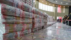 Tumpukan uang sebesar Rp2 triliun dari total Rp11,8 triliun lebih yang disita dari kasus dugaan korupsi pemberian fasilitas ekspor minyak sawit mentah (CPO) dan turunannya dipamerkan di Gedung Bundar Kejaksaan Agung, Jakarta, Selasa (17/6/2025). (merdeka.com/Arie Basuki)