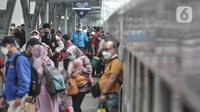 Penumpang turun dari kereta api jarak jauh setibanya di Stasiun Pasar Senen, Jakarta Pusat, Senin (9/5/2022). PT Kereta Api Indonesia (KAI) mengungkapkan gelombang arus balik pemudik pada H+7 Lebaran 2022 terpantau masih tinggi. Tercatat sebanyak 40.800 penumpang tiba pada hari Senin ini dikarenakan penundaan waktu sekolah dan pelaksanaan Work From (WFH). (merdeka.com/Iqbal S Nugroho)