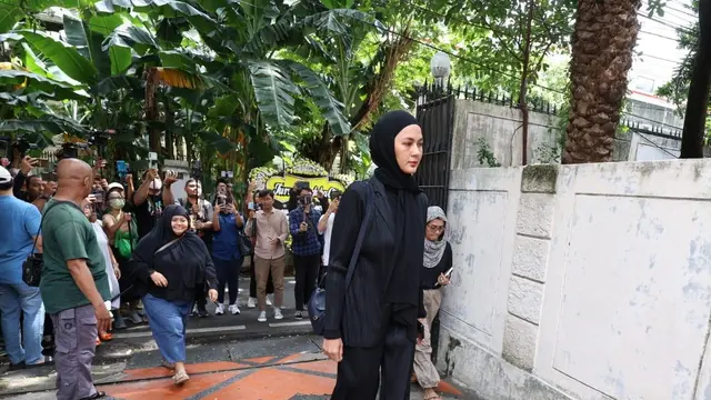 Paula Verhoeven Melayat ke Rumah Duka Mendiang Ayah Baim Wong. [Kapanlagi/Budy Santoso]