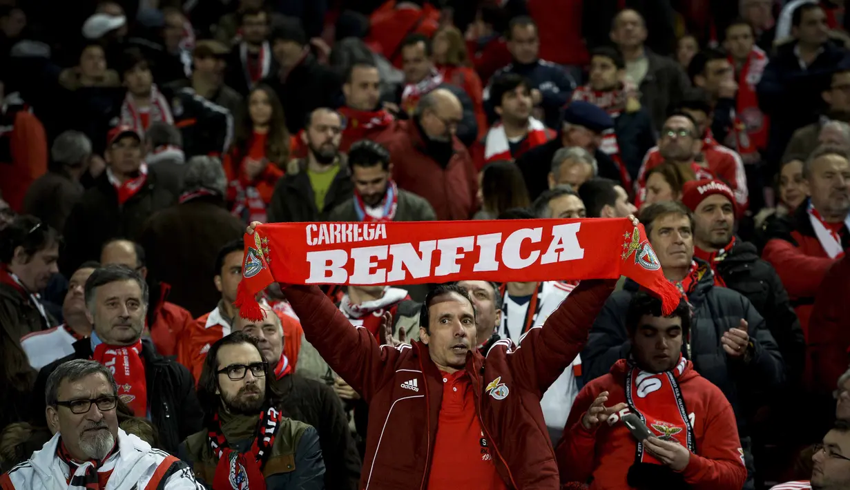 Supporters  memegang scarf tanda dukungan kepada timnya pada leg pertama 16 besar Liga Champions di Estadio do Sport Lisboa, Rabu (17/2/2016) dini hari WIB. (AFP / Patricia De Melo Moreira)