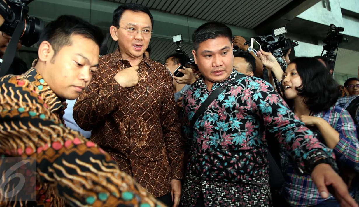 Gubernur DKI Jakarta Basuki T Purnama usai menjalani pemeriksaan di Bareskrim Polri, Jakarta, Senin (24/10). Ahok dilaporkan atas tuduhan penistaan agama terkait pidatonya tentang surat Al-Maidah. (Liputan6.com/Johan Tallo)