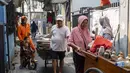 Seorang pria mengantarkan sampah rumah tangga anorganik, berupa kardus dan botol plastik, untuk disetorkan ke bank sampah setempat, Jakarta, Kamis 4 Juni 2026, sebagai bagian dari instruksi Pemprov DKI yang mewajibkan warga memilih dan memilah sampah untuk mengurangi beban sampah yang semakin menumpuk di ibu kota. (BAY ISMOYO/AFP)