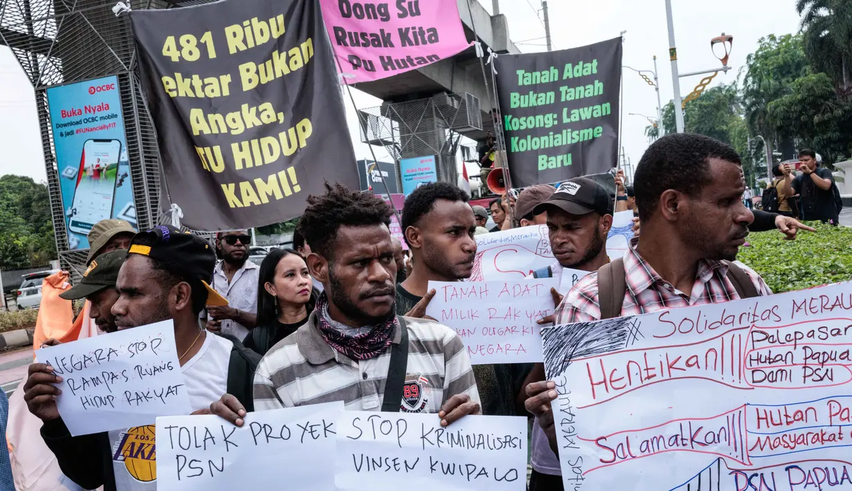 Massa Papua yang tergabung dalam Solidaritas Merauke melakukan aksi unjuk rasa di depan Kantor Menteri Agraria dan Tata Ruang/Kepala Badan Pertanahan Nasional (ATR/BPN), Selasa (7/10/2025). (Yasuyoshi CHIBA/AFP)