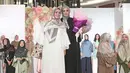 Aktris Laudya Cynthia Bella bersama Chintami Atmanagara saat launching hijab Lacelove by Laudya Cynthia Bella di kawasan Sudirman, Jakarta, Selasa (31/10). Bella memamerkan rancangannya sebanyak 22 hijab. (Liputan6.com/Herman Zakharia)