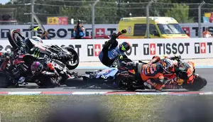 Kekacauan pada start balapan MotoGP Hungaria 2026 yang awalnya disebabkan kecelakaan yang dialami Jorge Martin. (Ferenc ISZA / AFP)