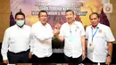 Direktur Utama PT Bank Tabungan Negara (Persero) Tbk Haru Koesmahargyo (kedua kiri) dan Ketua Umum DPP REI Paulus Totok Lusida (kedua kanan) berjabat tangan pada konfrensi pers HUT ke50 REI di Yogyakarta, Kamis (19/5/2022). BTN siap mendukung REI membangun rumah sebagai pemenuhan amanah dari pemerintah dalam membantu masyarakat untuk kepemilikan rumah. (Liputan6.com/HO/BTN)