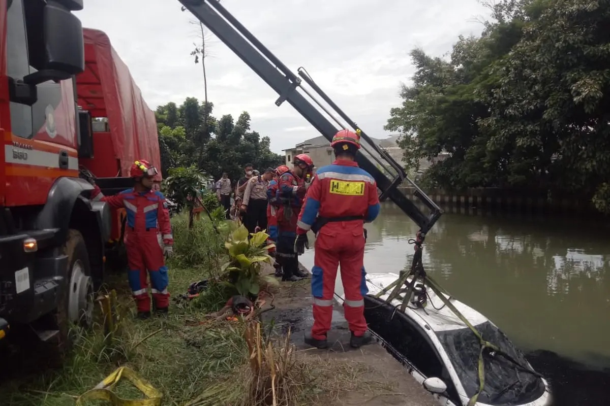 Sebuah mobil Honda Brio tercebur ke Kali Item, Jalan Tubagus Angke, Grogol Petamburan, Jakarta Barat, Jumat (7/3/2025) (Istimewa)