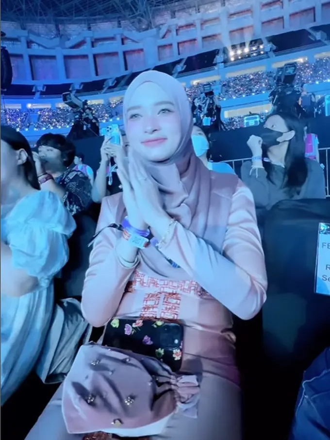 Inara Rusli nonton Golden Disc Awards 2024 di Jakarta, Sabtu (6/1). [Foto: Instagram/mommy_starla]