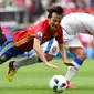 Gelandang Spanyol, David Silva, berteriak saat dijatuhkan bek Republik Ceska, David Limbersky. Pada laga itu wasit hanya mengeluarkan satu buah kartu kuning untuk pemain Republik Ceska. (AFP/Nicolas Tucat)