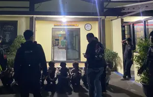 Pemuda Bawa Molotov Kocar-kacir Dikejar Polisi