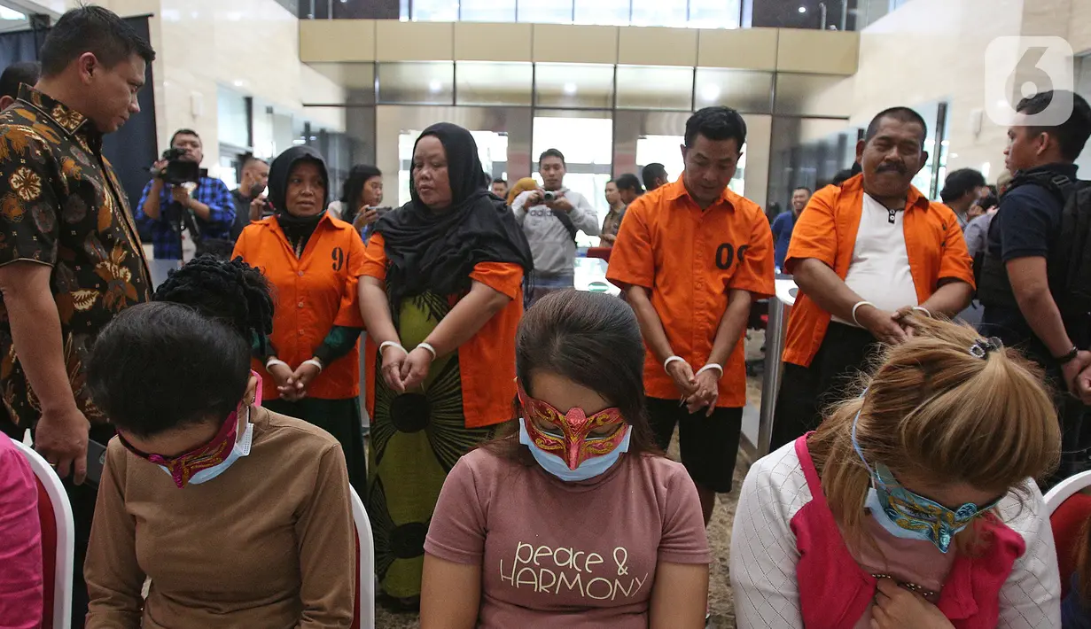 Tersangka dihadirkan saat rilis pengungkapan tindak pidana perdagangan orang di Bareskrim Polri, Jakarta, Jumat (14/2/2020). Polisi berhasil mengamankan 5 orang tersangka yaitu Nunung Nurhayati, Oom Komariah, H. Saleh, Devi Okta Renaldi, Almasod Abdul Azis. (Liputan6.com/Herman Zakharia)