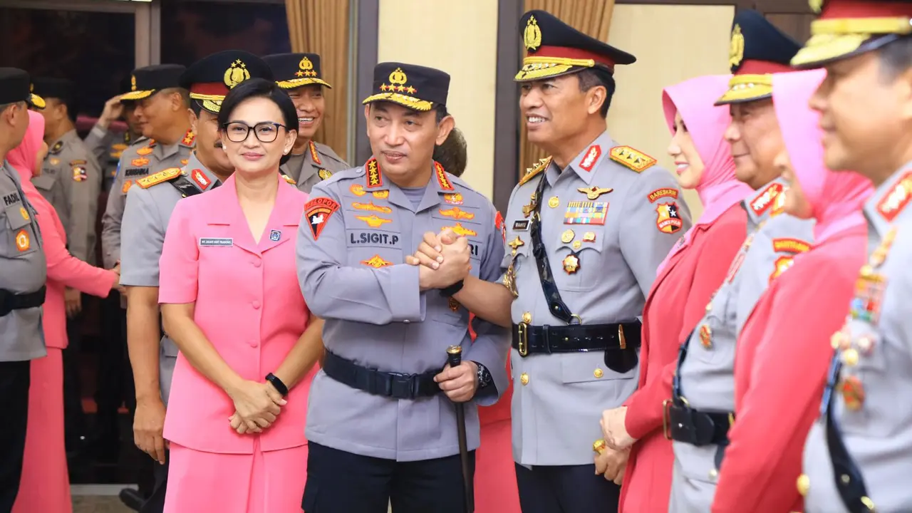 Kapolri Jenderal Listyo Sigit Prabowo melantik Komjen Wahyu Widada sebagai Kabareskrim Polri.