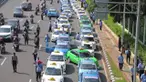 Sejumlah pendemo merazia  taksi yang beroperasi. Mereka merusak kendaraan taksi yang melintas di Jalan Tol.