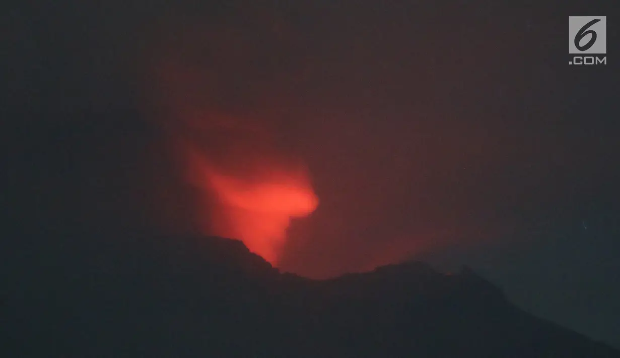 Sinar merah yang terlihat di puncak kawah Gunung Agung, di Karangasem, Bali, Minggu (26/11). Sinar merah yang memancar dari dalam kawah itu bersumber pada lava yang berada di dalam kawah. (Liputan6.com/Andi Jatmiko)