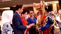 Presiden Joko Widodo dan Ibu Negara Iriana saat menghadiri pembukaan Rakernas IWAPI XXVIII di Padang, Sumatera Barat, Senin (8/10). Jokowi mendorong para pengusaha perempuan memasarkan produknya ke pasar mancanegara. (Liputan6.com/Pool/Biro Pers Setpres)