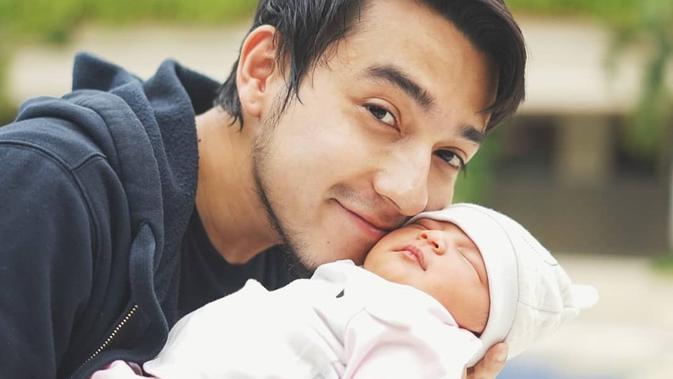 Putuskan Bercerai Ini 6 Momen Manis Aliff Alli Bareng Buah Hati Hot Liputan6 Com