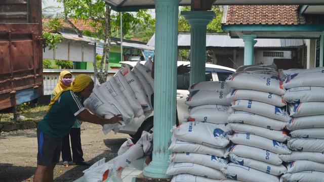 Akhir Januari 2018, Bulog mendistribusikan rastra atau raskin. (Foto: Liputan6.com/Muhamad Ridlo)