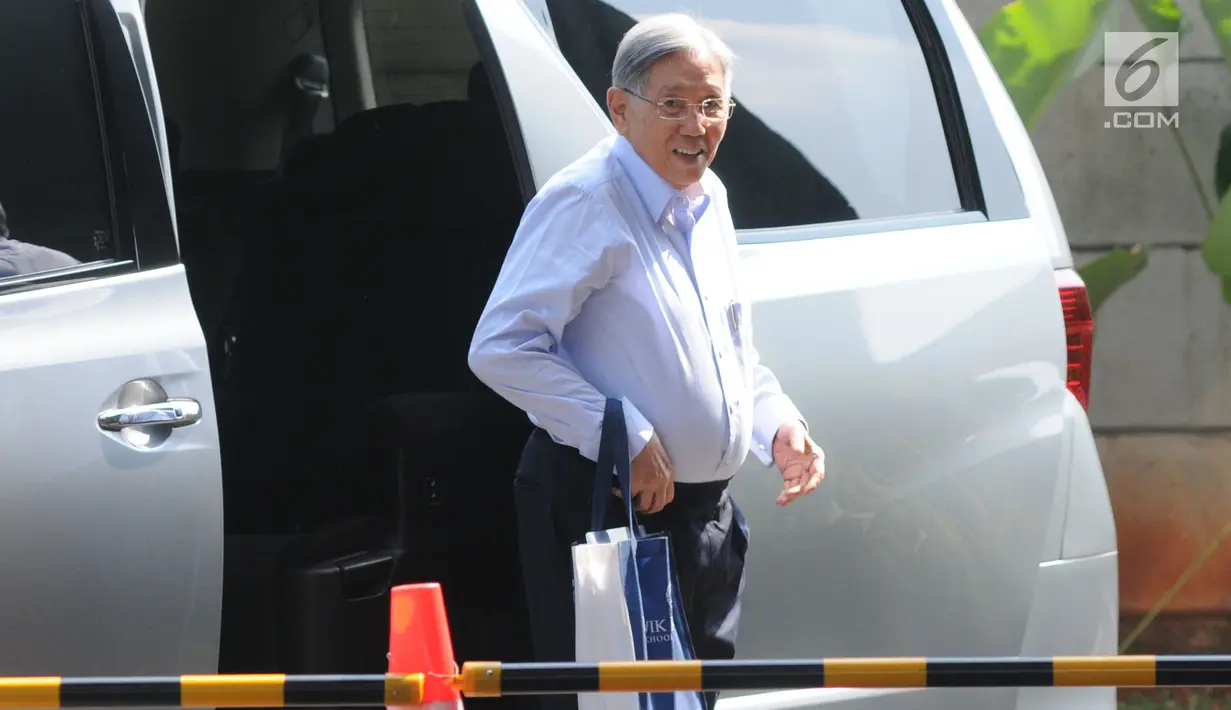 Menteri Koordinator Bidang Ekonomi, Keuangan dan Industri (Menko Ekuin) Kwik Kian Gie tiba untuk pemeriksaan di Gedung KPK, Kamis (11/7/2019). Kwik diperiksa sebagai saksi untuk tersangka pemegang saham pengendali Bank Dagang Nasional Indonesia (BDNI) Sjamsul Nursalim. (merdeka.com/Dwi Narwoko)