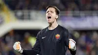 Penjaga gawang AS Roma, Wojciech Szczesny, melakukan selebrasi usai Gervinho mencetak gol ke gawang Fiorentina di Stadion Artemio Franchi (25/10/2015). (Reuters/Giampiero Sposito)