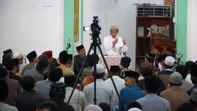 Potret Daniel Mananta ikuti kajian Subuh Ustaz Abdul Somad (https://www.instagram.com/p/CkuVKmCvwLR/)