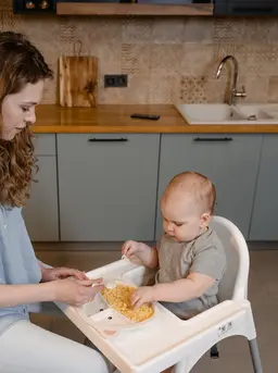 Dari mengenali tanda lapar hingga menghargai rasa kenyang, orangtua dapat menemani bayi belajar makan tanpa menjadikan setiap suapan sebagai perlombaan. (Foto/Dok: Pexels)