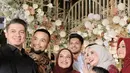 Potret Zaskia, Shireen bersama suami saat foto bareng acara resepsi pernikahan Yusuf Sungkar. "Alhamdulillahilladzi bi ni’matihi tatimush sholihaat, Mabruk adik2 ku syg," tulis zaskiasungkar15. 
 [Instagram/zaskiasungkar15]