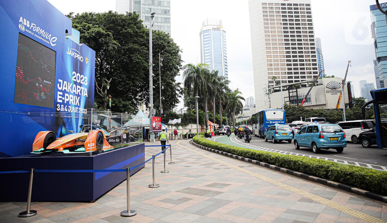 Suasana di lokasi pameran mobil balap listrik di Bundaran HI. (Liputan6.com/Faizal Fanani)