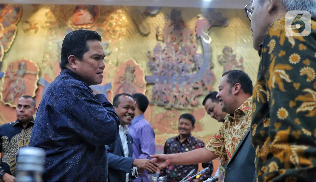 Menteri BUMN Erick Thohir bersama Menteri Investasi atau Kepala Badan Koordinasi Penanaman Modal (BKPM) Bahlil Lahadalia seusai mengikuti rapat kerja bersama di kompleks Parlemen, Senayan, Jakarta, Kamis (8/9/2022). Rapat kerja antara Komisi VI DPR, Kementerian BUMN, dan Kementerian Investasi atau Badan Koordinasi Penanaman Modal (BKPM) tersebut membahas kinerja keuangan BUMN yang terdampak utang luar negeri serta perkembangan investasi di Indonesia pada 2021 dan 2022. (Liputan6.com/Angga Yuniar)