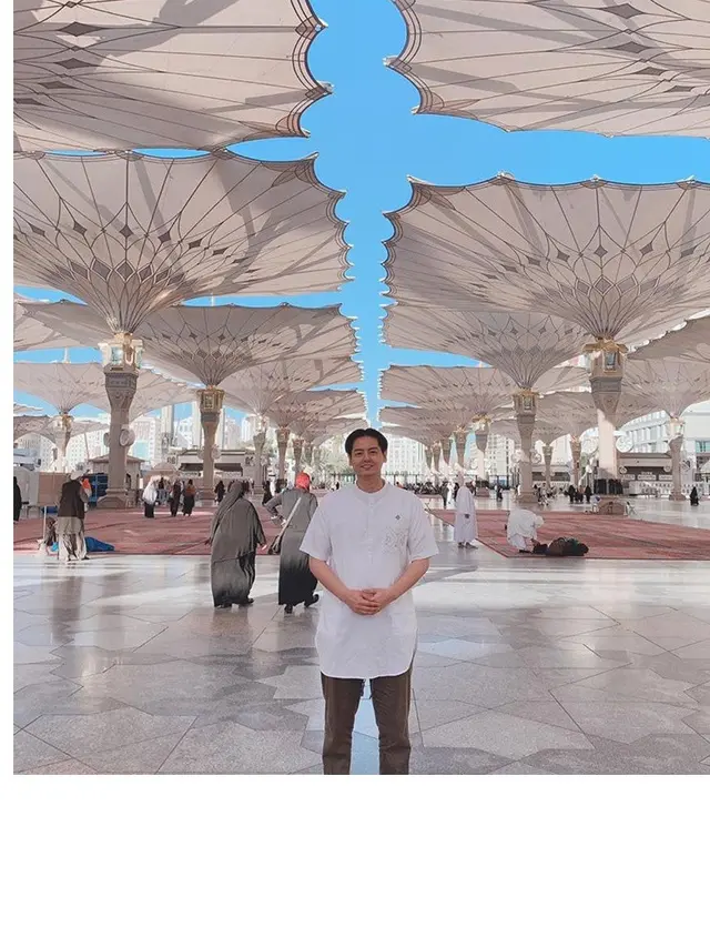 6 Potret Roger Danuarta Umrah Pertama Kali, Tak Didampingi Cut Meyriska