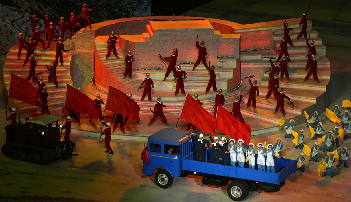 Para pemain ambil bagian dalam pertunjukan gala menjelang peringatan 100 tahun berdirinya Partai Komunis China di Beijing, China, 28 Juni 2021. Partai Komunis China akan merayakan HUT ke-100 pada 1 Juli 2021. (AP Photo/Ng Han Guan)