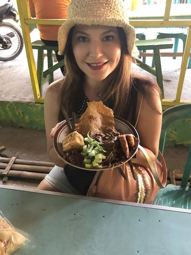 6 Potret Kesederhanaan Tamara Bleszynski, Hobi Makan di Warung