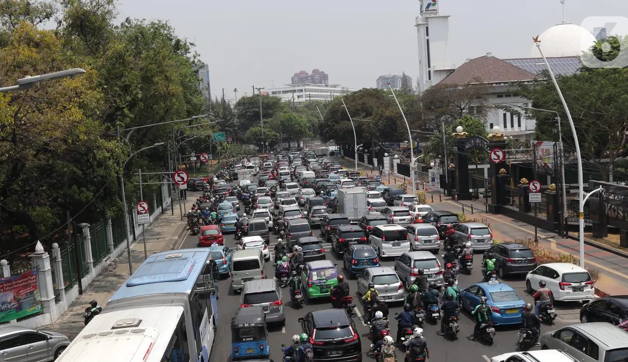 Pengendara terjebak kepadatan arus lalu lintas di Jalan Medan Merdeka Timur, Jakarta, Senin (14/10/2019). Kepadatan akibat penutupan arus menuju Jalan Medan Merdeka Utara sebagai antisipasi aksi unjuk rasa yang rencananya dilakukan di kawasan depan Istana Negara. (Liputan6.com/Helmi Fithriansyah)