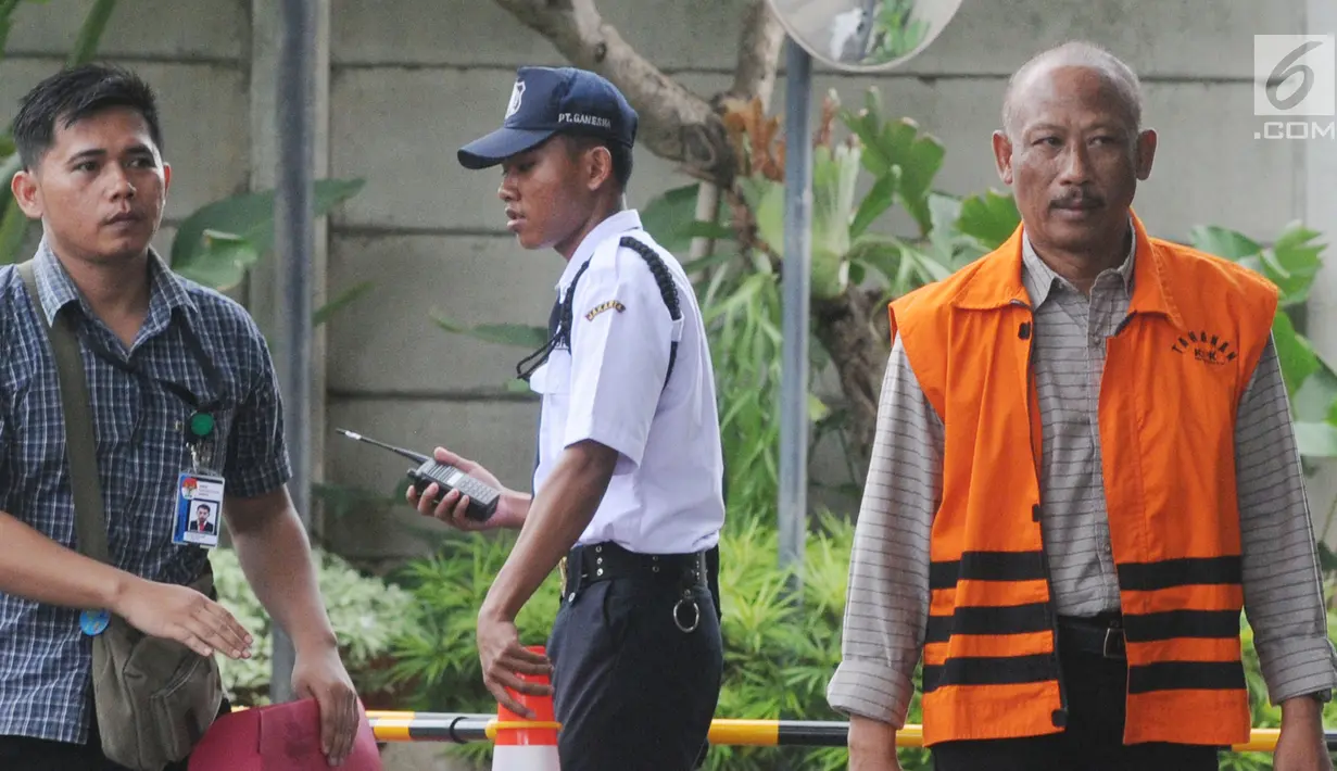 Kepala Bidang (Kabid) Pendidikan Dasar di Dinas Pendidikan di Kabupaten Klaten Bambang Teguh Satya tiba akan menjalani pemeriksaan di gedung KPK, Jakarta, Jumat (21/12). Bambang diperiksa sebagai tersangka. (Merdeka.com/Dwi Narwoko)