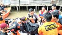 Jasad Yogi saat dievakuasi dari dasar Sungai Karang Mumus Kota Samarinda. (Liputan6.com/Istimewa)